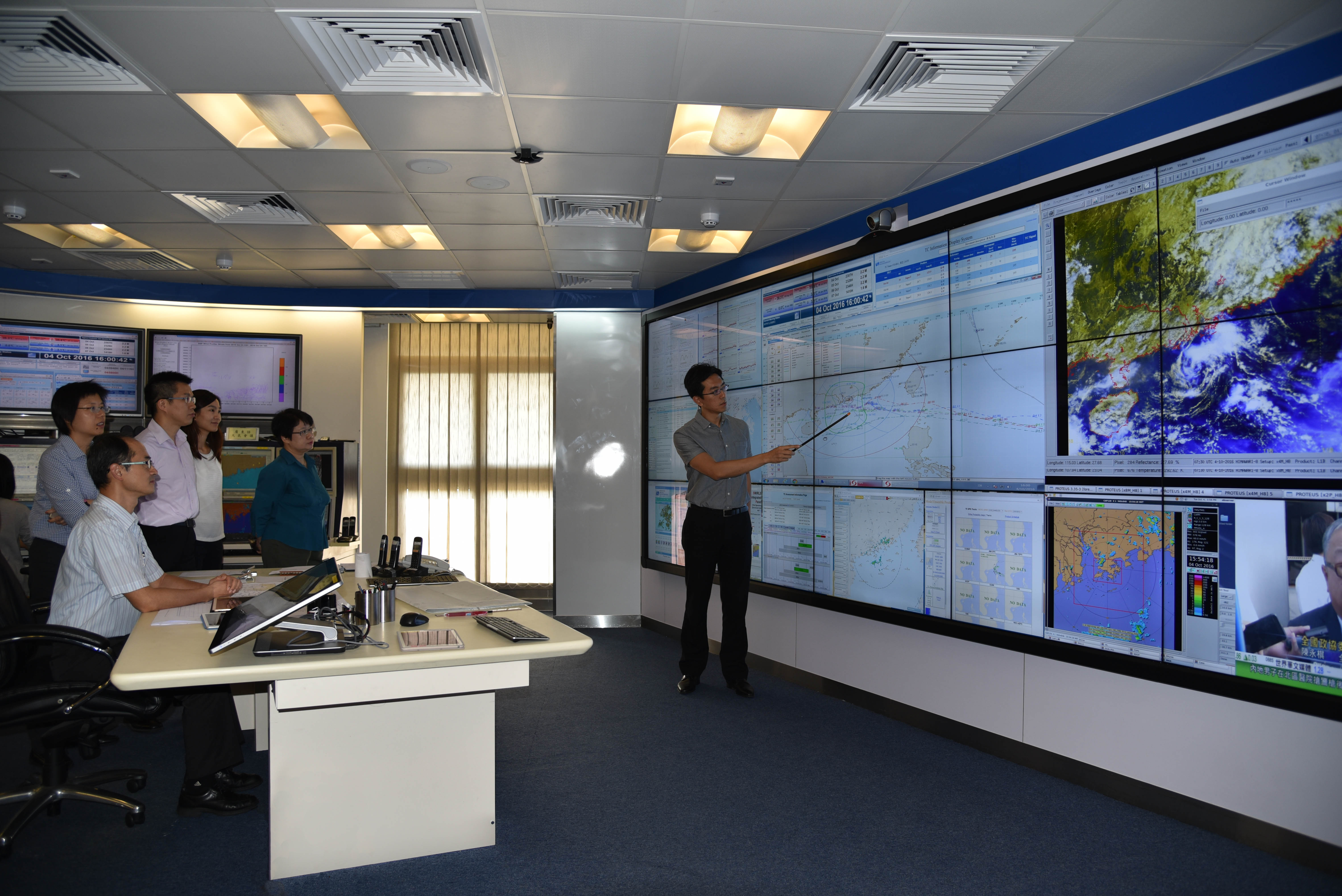 「综合屏幕」整合各种天气资讯，方便同事全面掌握最新天气情况