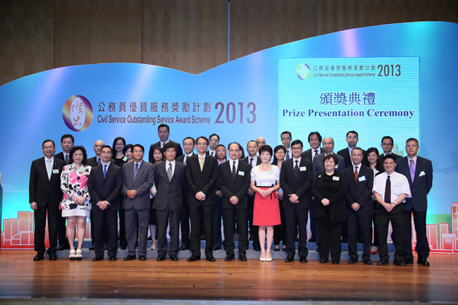 行政长官梁振英先生, GBM, GBS, JP 颁发「部门合作奖」铜奖予香港天文台及政府飞行服务队。