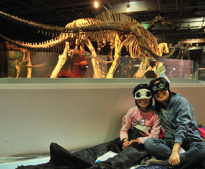 「恐龙夜派对」活动让家长和子女在恐龙陪伴下欢度一晚。