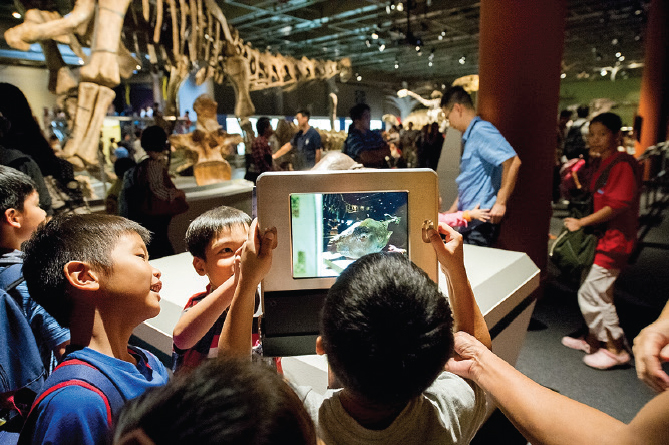 科学馆团队利用新科技制作互动展品和应用程式，让恐龙活现。