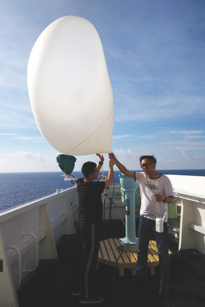 天文台与船运界合作，在南海的航程中施放系有探空仪的气球，以收集高空大气的气象数据。