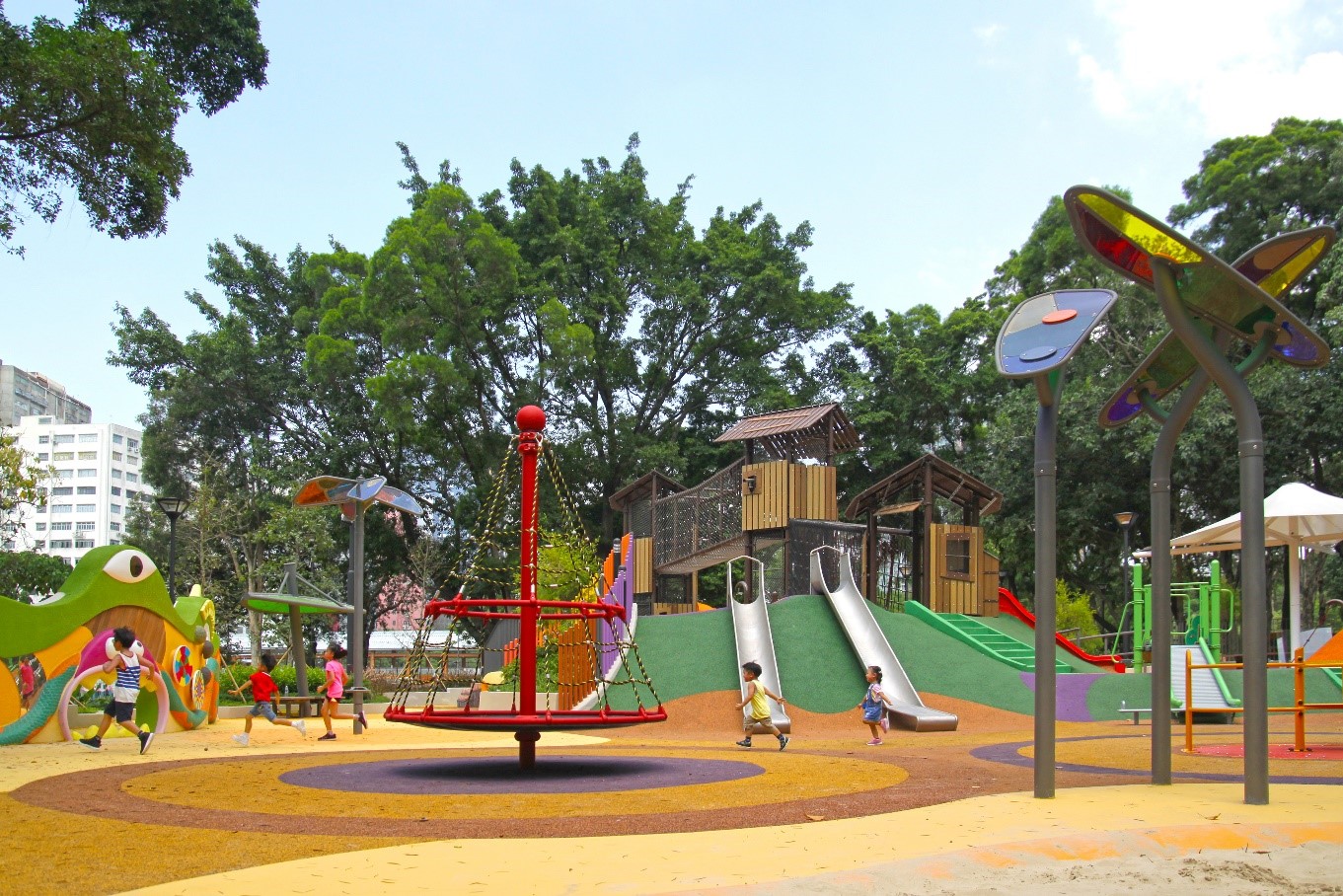遊樂場設置了不同類型和難度的遊樂設施，滿足不同年齡和能力小朋友的需要。