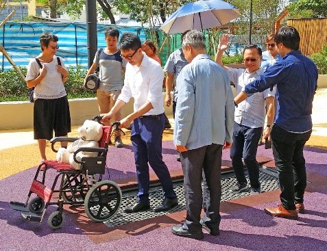 屯門區議會議員在遊樂場開放前參觀和試玩遊樂設施。