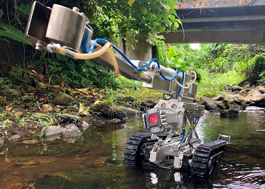 「智慧遥距取样机械人」可在错综复杂的排水道追踪污染源，以机械臂搜集固体与液体样本，可深入调查并协助当场阻截河道非法排污。